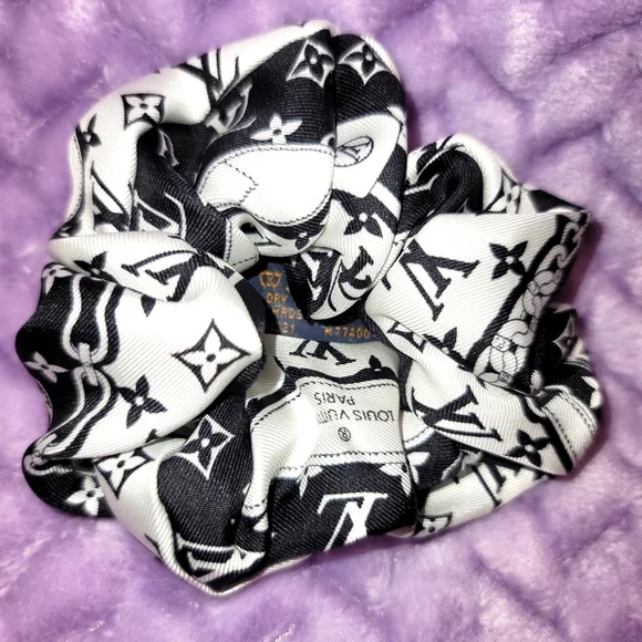 Louis Vuitton | Accessories | Louis Vuitton Hair Accessory  display picture 2